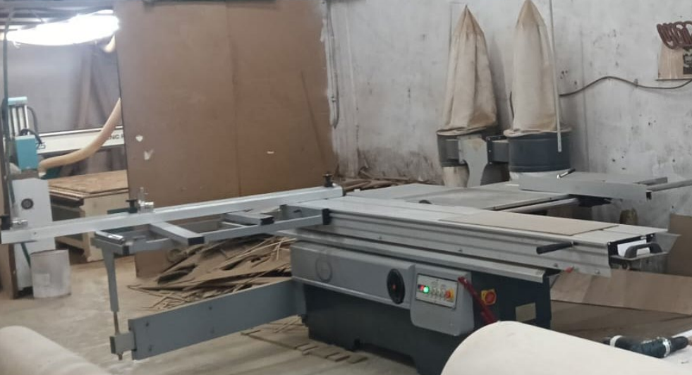 Panel saw in the production workshop