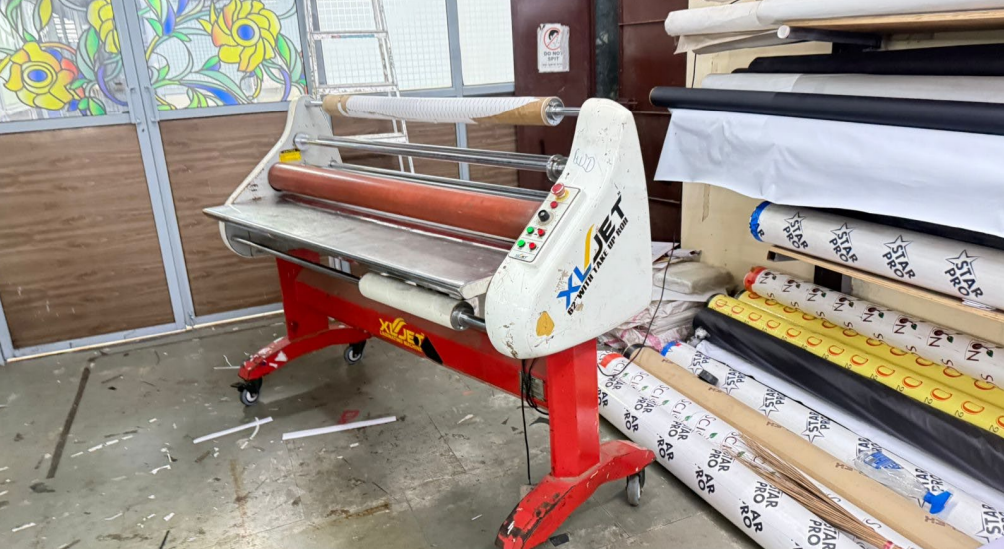 Sunboard mounting machine